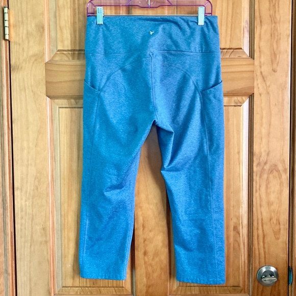 Women’s size medium Old Navy Active high rise capri leggings with side pockets - Picture 3 of 6